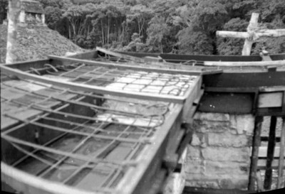 Amarres de alambres en la azotea del la Torre en El Palacio, vista parcial