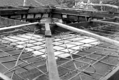 Amarres de alambres en la azotea del la Torre en El Palacio, vista parcial
