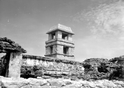Hombre coloca mezcla sobre encadenado de varilla en la Torre del Palacio