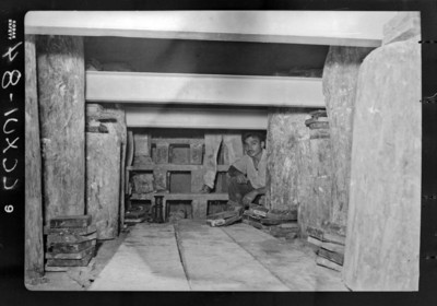 Hombres durante los trabajos de consolidación en la tumba de Pakal
