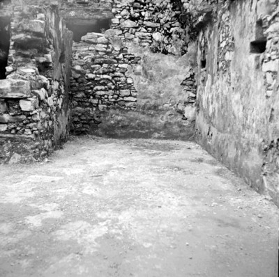 Muros y pasillo de Palenque en restauración, vista parcial
