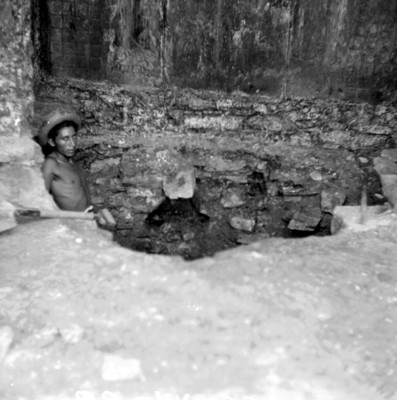 Hombre en la excavación de un boquete en Palenque