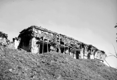 Hombres restauran el Palacio de Palenque