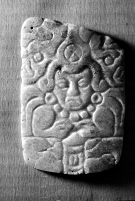 Placa con relieve antropomorfo encontrada durante excavación en Palenque