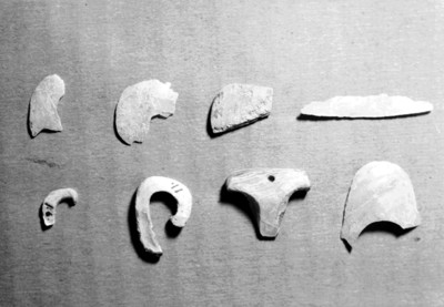Artefactos prehispánicos encontrados en una tumba de Palenque, vista parcial