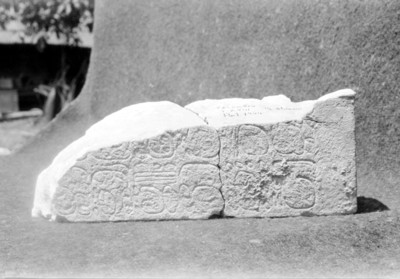 Fragmento de piedras con glifos mayas, vista parcial