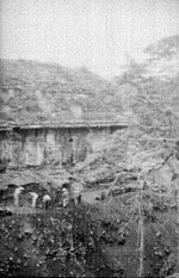 Hombres excavan parte posterior del Templo de las Inscripciones