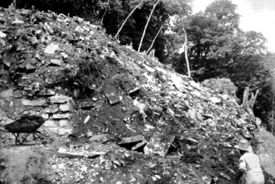 Hombre junto a montículo en excavación