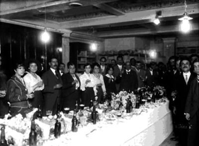 Heriberto Barrón en compañía del personal del periódico El Pueblo en un banquete, retrato de grupo