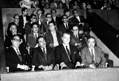 Javier Barros Sierra en compañía de catedráticos durante un festival en un auditorio