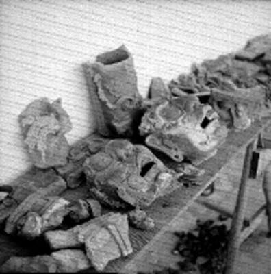 Fragmentos de incensarios mayas encontrados durante exploración