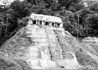 Templo de las Inscripciones y Templo Xlll en proceso de reconstrucción