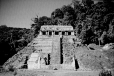 Vista del Templo de las Inscripciones en proceso de reconstrucción