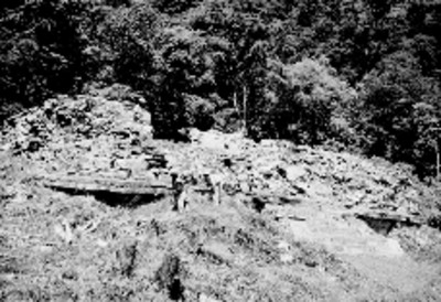Hombres realizan trabajos de reconstrucción en un Templo del Palenque