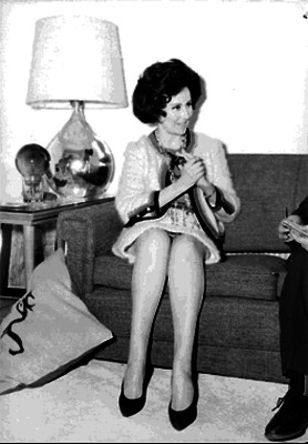 Beatriz Baz, artista, conversando con un hombre en una sala