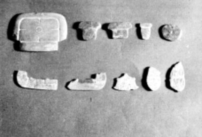 Piezas de cerámica con glifos mayas