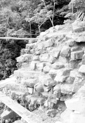 Muro del Templo de las Inscripciones antes de ser restaurado, vista parcial