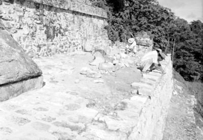 Trabajadores realizan labores de restauración en el Templo de las Inscripciones