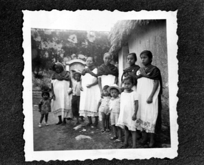 Mujeres y niños yucatecos afuera de una vivienda, retrato de grupo, reprografía