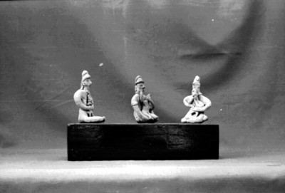 Lote de tres figurillas femeninas con infantes en los brazos, museo de Colima