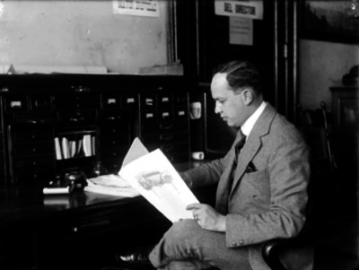 Eduardo Belaunzarán leyendo un documento en su oficina