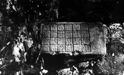 Parte frontal de la Estela 12 de Yaxchilán, reprografía