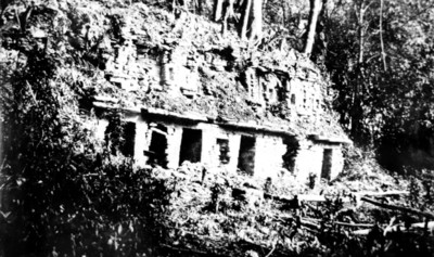 Vista parcial del edificio 19 de Yaxchilán, reprografía