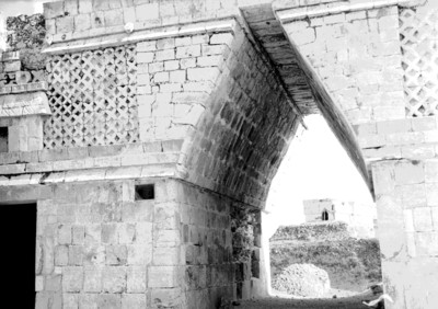 Vista del arco dela fachada Sur del Cuadrángulo de las Monjas, Uxmal