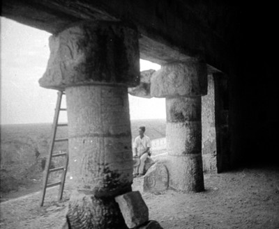 Hombre sentado junto a columna del Templo de los Jaguares