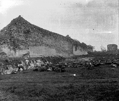 Muro posterior del Templo de los Jaguares, en proceso de reconstrucción