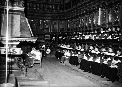 Obispos, sacerdotes y monaguillos en la celebración de una ceremonia religiosa en la Catedral