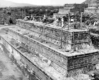 Trabajos de reconstrucción en la Pirámide de la luna, reprografía