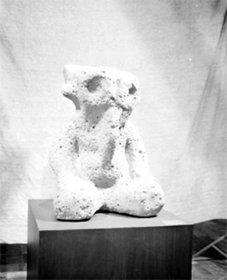 Escultura antropomorfa sedente