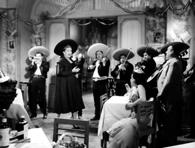 Lola Beltrán cantando con Pedro Vargas y mariachi en la Película Pensión de Artistas
