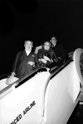 Enrique Beltrán, Doctor y profesor, descendiendo de un avión, retrato