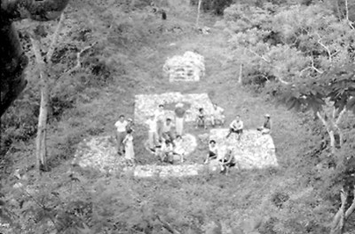 Gente en ruinas de edificio prehispánico, vista en contrapicada