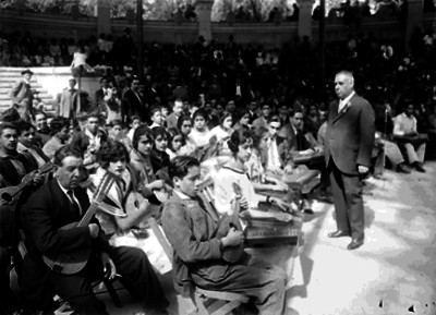 Joaquín Beristáin dirigiendo una orquesta durante una exhibición