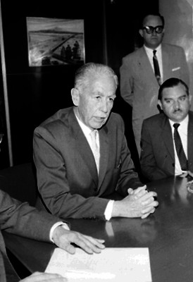 Antonio J. Bermúdez conversando con funcionarios durante una reunión