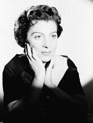Feliza Gill, poetisa, con las manos en sus mejillas, retrato