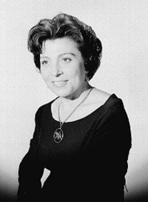 Feliza Gill, poetisa, con vestido de cuello redondo, sonríe, retrato