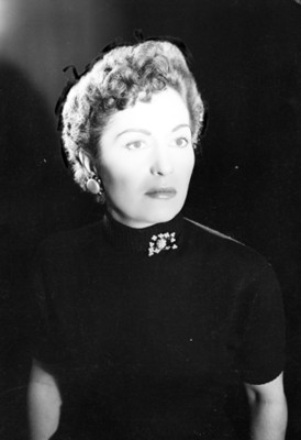 Ofelia Guilmáin, actriz, porta blusa de tejido con manga corta, retrato