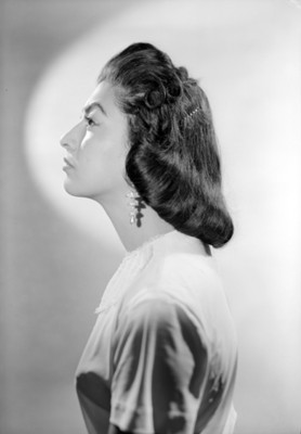 Bertha Fernández, actriz, retrato de perfil