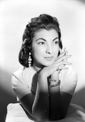 Bertha Fernández, actriz, con las manos junto a su barbilla, retrato