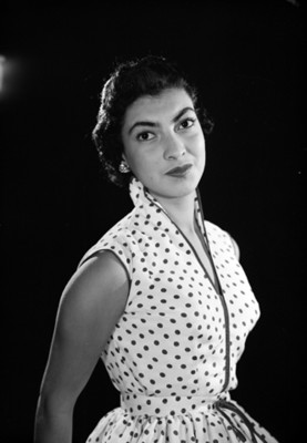 Bertha Fernández, actriz, porta vestido y sin mangas, retrato