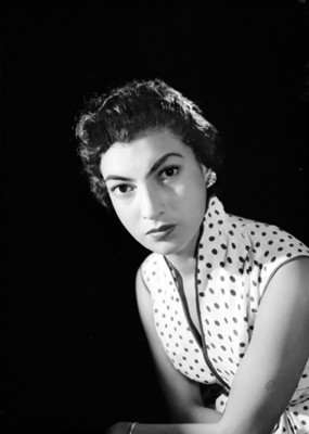 Bertha Fernández, actriz, porta vestido sin mangas, retrato
