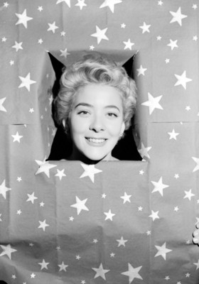 Silvia Pinal, actriz, rodeada de papel fantasía, retrato