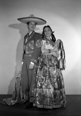 Sergio Corona y acompañante con trajes poblanos