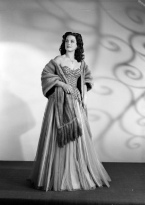 Marga López, actriz, porta vestido largo y estola, retrato