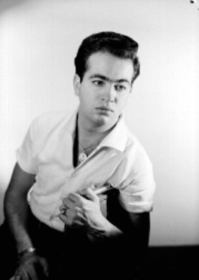 Sergio Núñez Falcón, actor, recargado en una silla, retrato