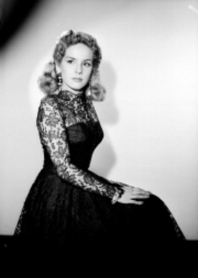 Rosita Quintana, con vestido largo